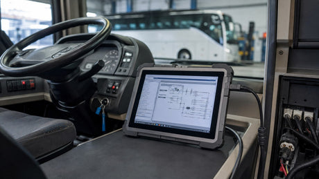 Diagnose-Setup im Motorraum eines Reisebusses