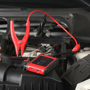 Autel MaxiBAS BT506 im Einsatz im Motorraum mit Klemmen an der Fahrzeugbatterie