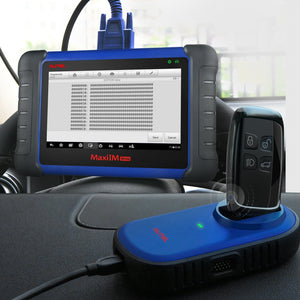 Autel MaxiIM IM508S im Fahrzeug beim EEPROM-Auslesen mit XP200 und Funkschlüssel