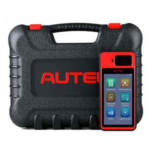 Autel MaxiIM KM100 mit Hauptmenü vor dem Transportkoffer