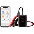 OTOFIX BT1 Lite Batterietester mit Krokodilklemmen neben einem Smartphone mit Batterietest-App
