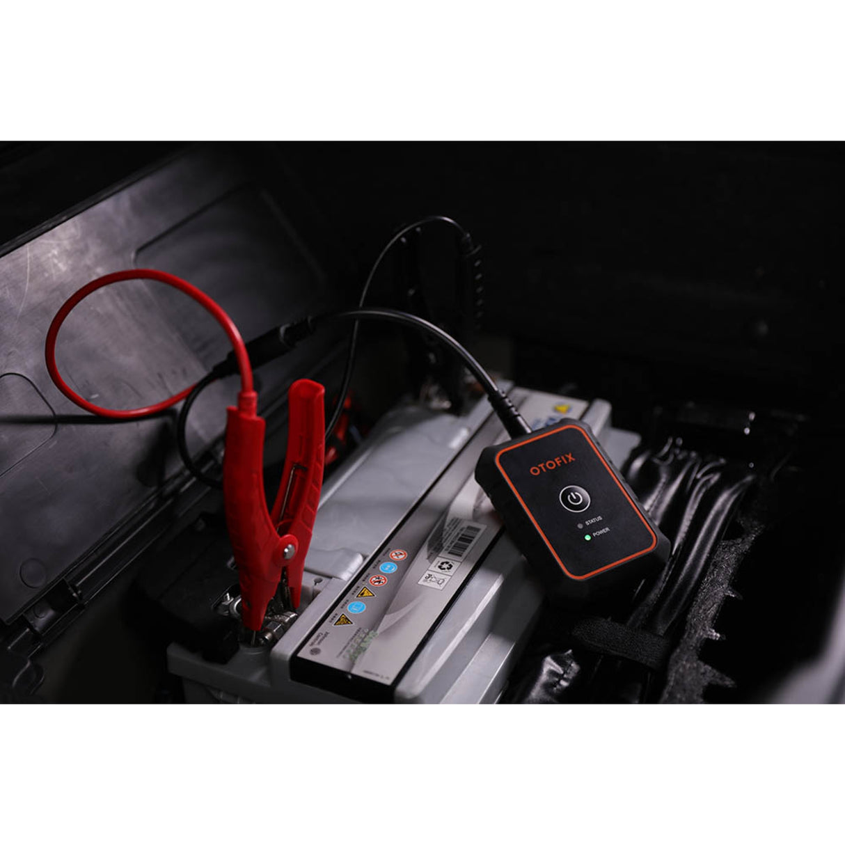 OTOFIX BT1 Lite im Motorraum an eine Fahrzeugbatterie angeklemmt