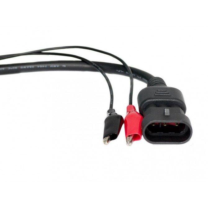 Nahaufnahme des Fiat 3 Pin Steckers am OBD1 auf OBD2 Adapterkabel
