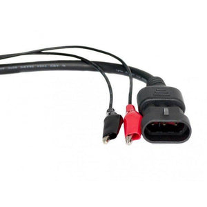 Nahaufnahme des Fiat 3 Pin Steckers am OBD1 auf OBD2 Adapterkabel