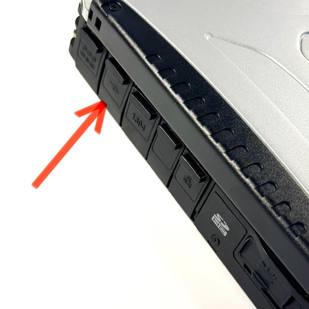 Seitenansicht eines Panasonic Toughbook CF-19, roter Pfeil markiert die Position der USB-Port-Abdeckung