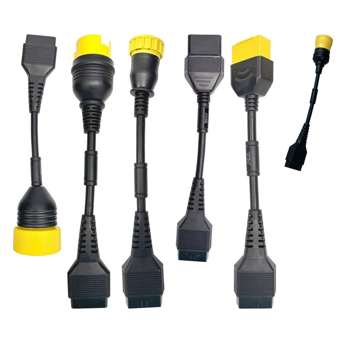 Thinkcar HD Stecker-Kit mit sechs der 13 LKW-Adapterkabel auf weißem Grund