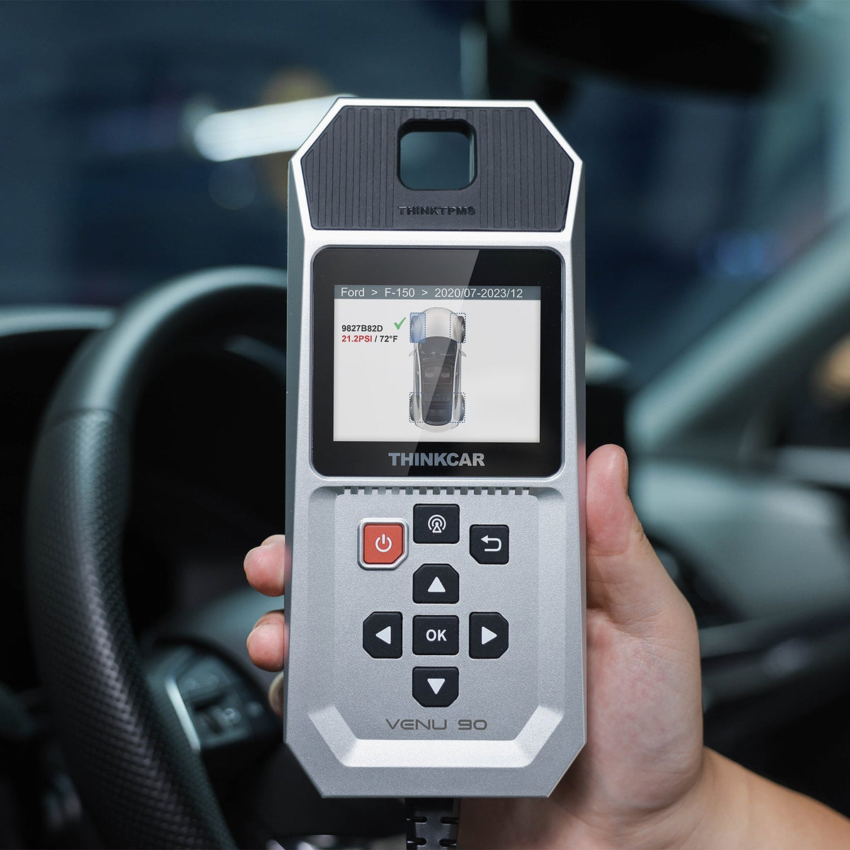 Thinkcar VENU 90 in der Hand mit RDKS-Anzeige im Fahrzeug