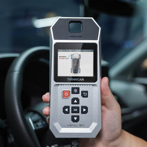 Thinkcar VENU 90 in der Hand mit RDKS-Anzeige im Fahrzeug