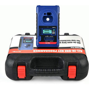 Autel XP400 Pro Schlüssel- und Chipprogrammierer aufrecht stehend auf dem Transportkoffer